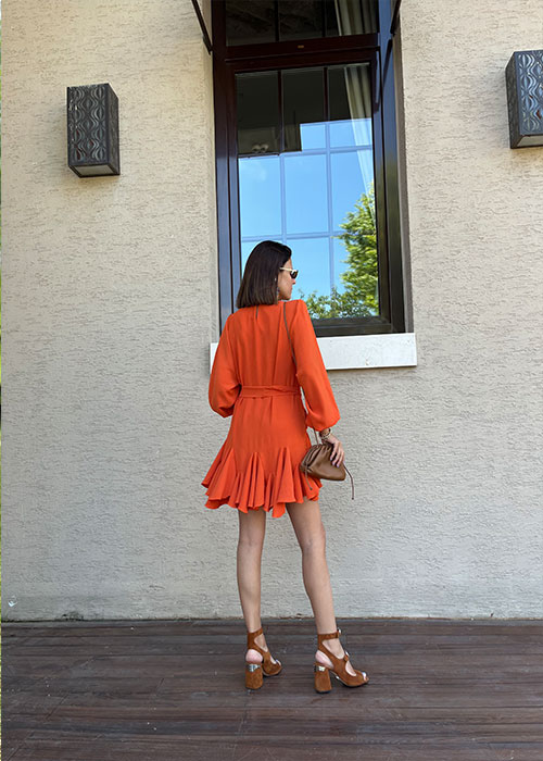 turuncu-elbise-mini-fırfırlı-arka